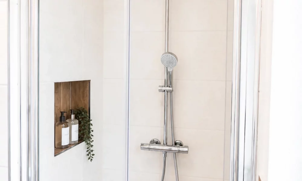 große Dusche mit Panoramabrause