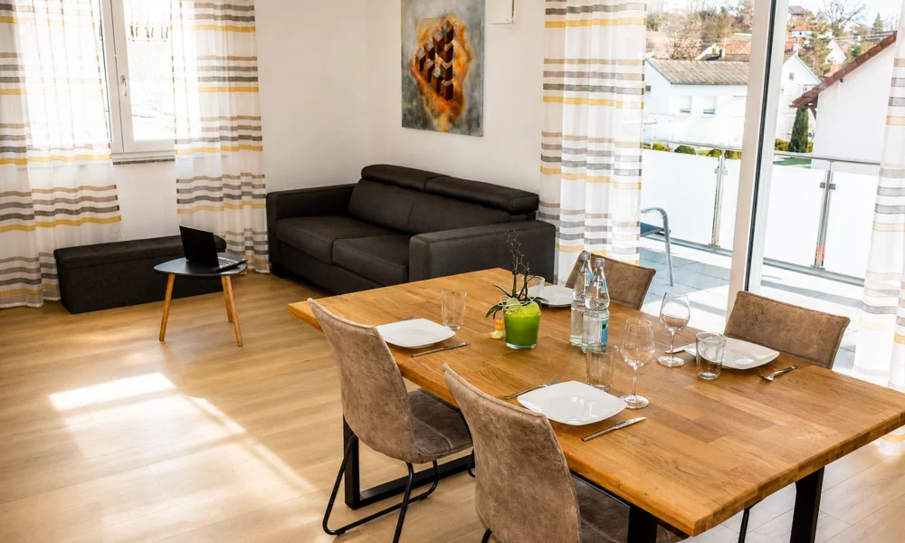 Wohnesszimmer & Küche - Tisch mit Stühlen - viel Platz zum Essen für die Familie