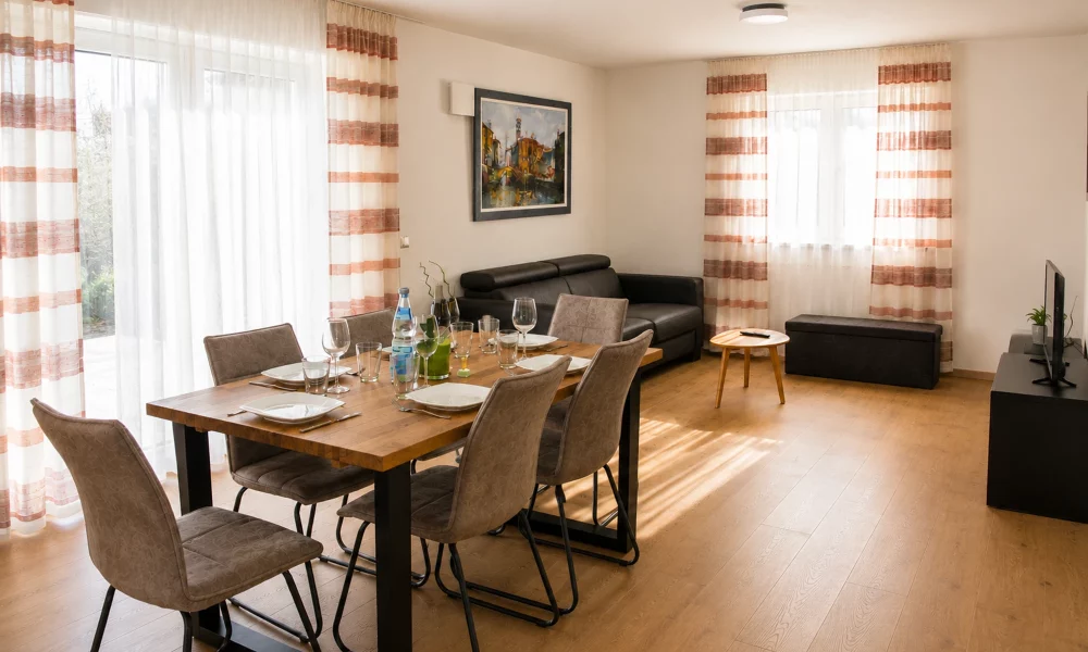 Wohnesszimmer & Küche - Tisch mit Stühlen - viel Platz zum Essen für die Familie