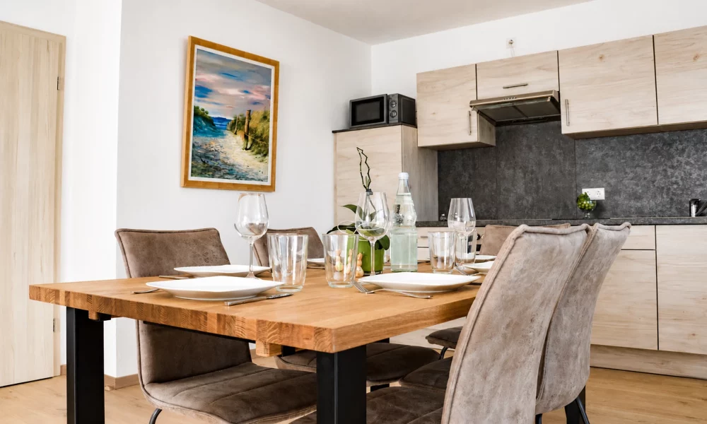 Wohnesszimmer & Küche - Esstisch Nahaufnahme mit vollausgestatter Küche
