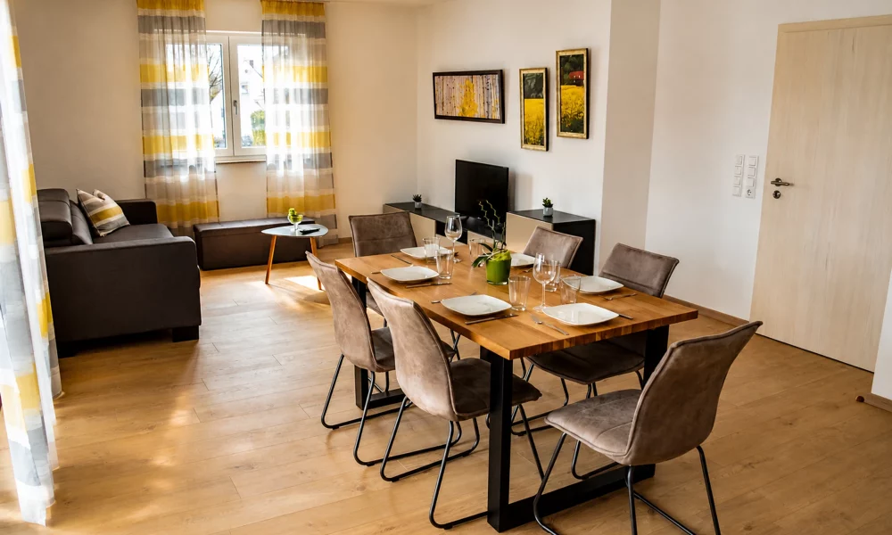 Wohnesszimmer & Küche - Tisch mit Stühlen - viel Platz zum Essen für die Familie