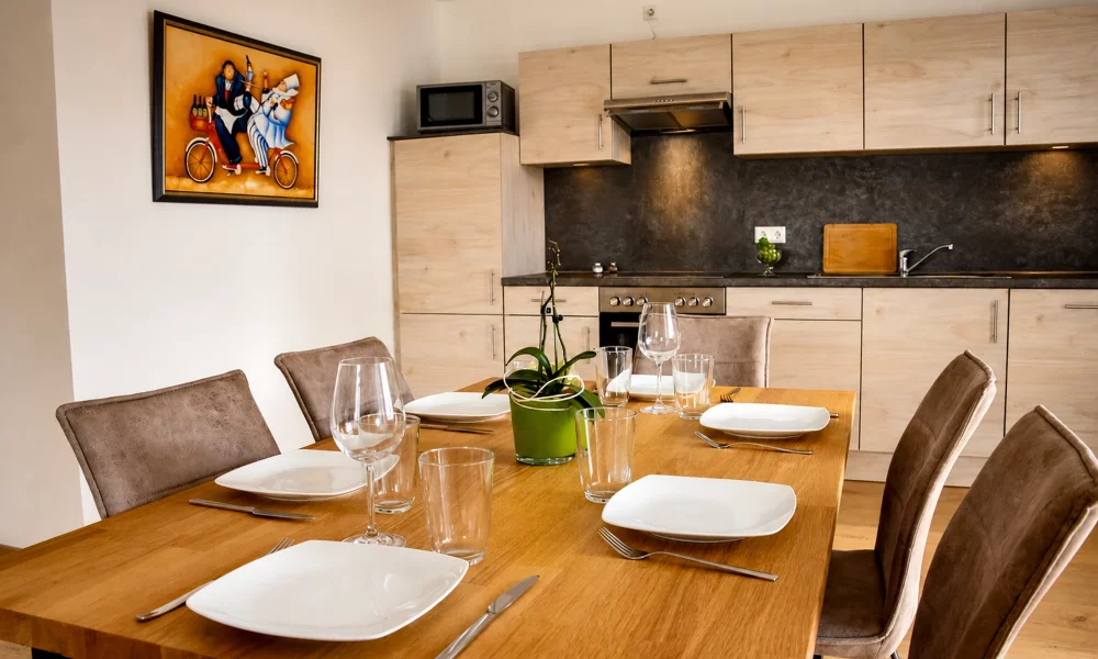 Wohnesszimmer & Küche - Esstisch Nahaufnahme mit vollausgestatter Küche