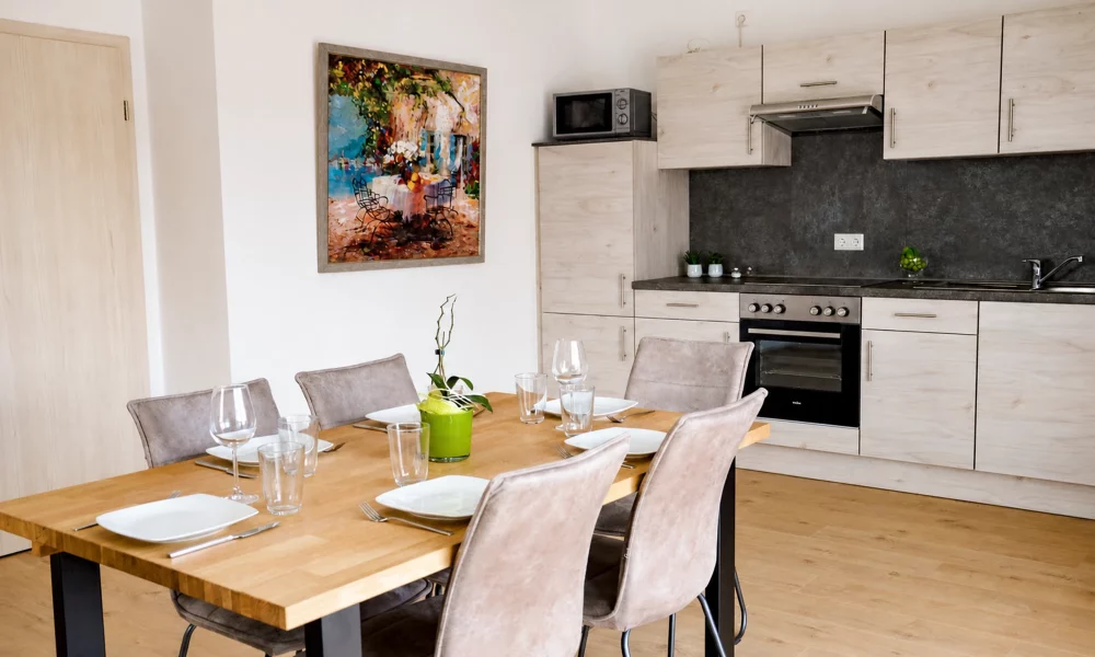 Kueche_Wohnzimmer_DSC_0470_0.0.0.4.0._tisch_mit_stuehlen_20226 Wohnesszimmer & Küche - Esstisch Nahaufnahme mit vollausgestatter Küche