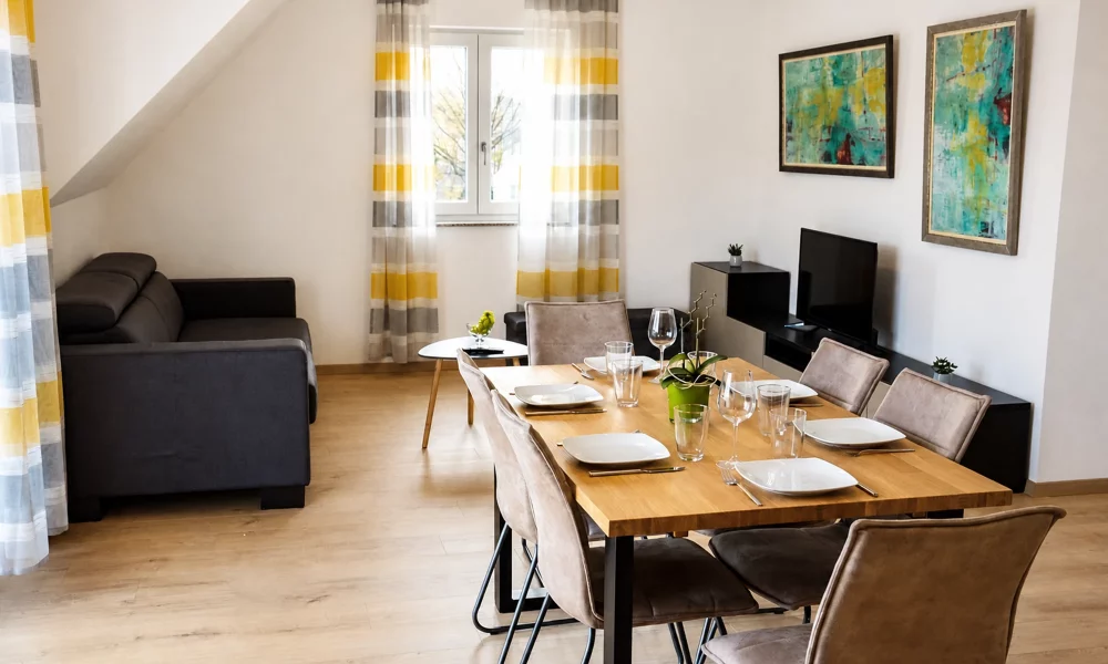 Kueche_Wohnzimmer_DSC_0479_0.0.0.4.0._sideboard_tisch_mit_stuehlen_2026 Wohnesszimmer & Küche - Tisch mit Stühlen - viel Platz zum Essen für die Familie