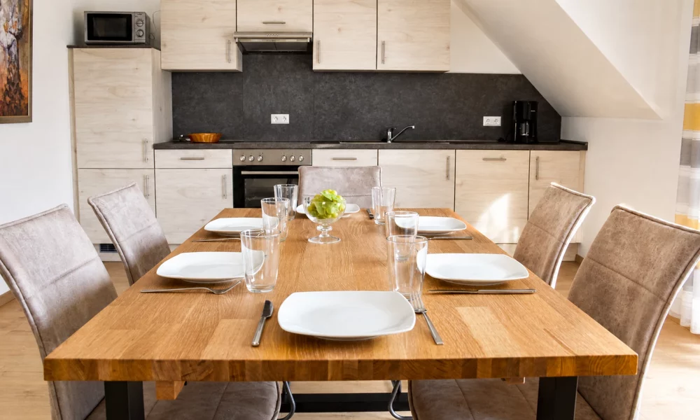 Kueche_Wohnzimmer_DSC_0534_0.0.0.4.0_esstisch_nahaufnahme_2026 Wohnesszimmer & Küche - Esstisch Nahaufnahme mit vollausgestatter Küche