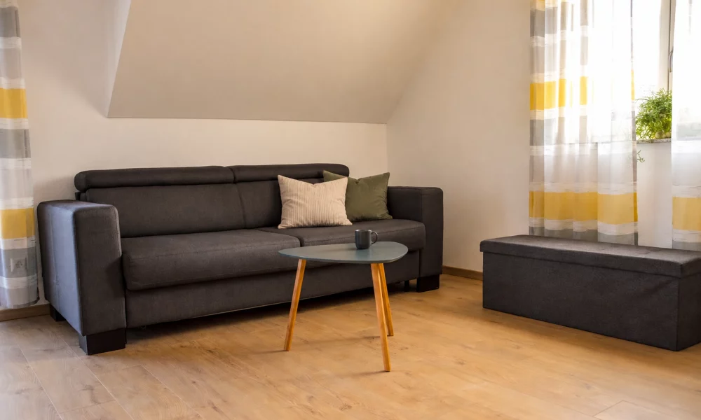 Kueche_Wohnzimmer_DSC_0551_0.0.0.4.0_sofaidyll_eingeklappt_2026 Wohnesszimmer & Küche - Sofaidyll eingeklappt - stilvoll eingerichtetes Wohnzimmer