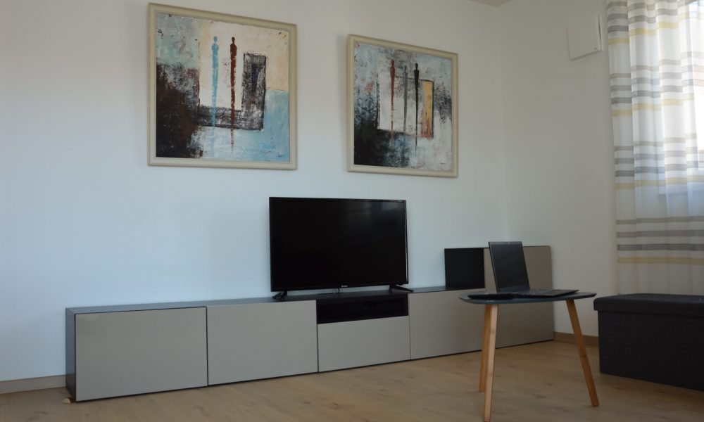 Wohnesszimmer & Küche - Sideboard mit TV (Netflix inklusive)