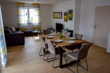Wohnesszimmer & Küche - Tisch mit Stühlen - viel Platz zum Essen für die Familie