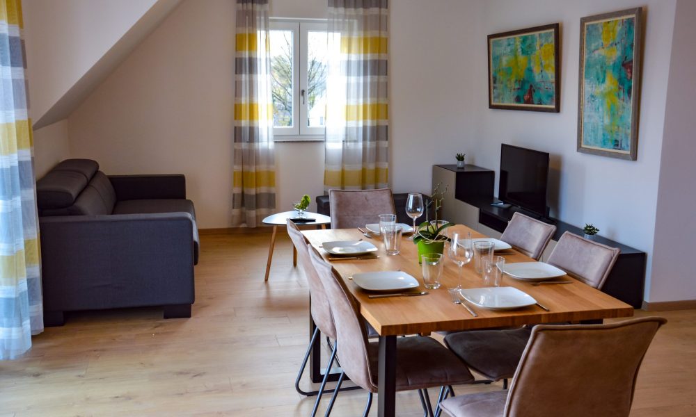 Wohnesszimmer & Küche - Tisch mit Stühlen - viel Platz zum Essen für die Familie