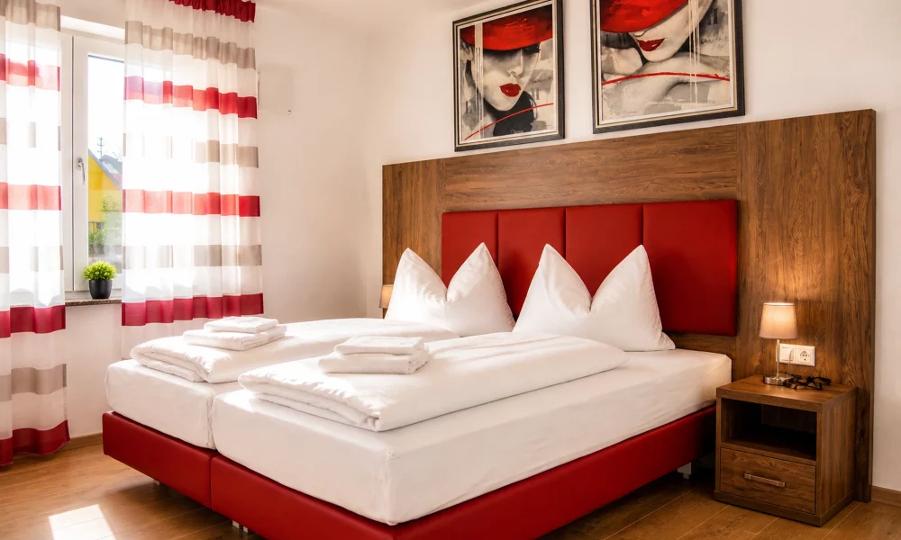großes Schlafzimmer - Bettansicht mit Fenster von süden