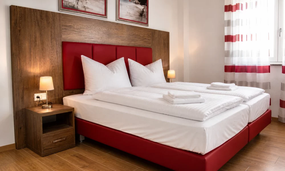 großes Schlafzimmer - Bettansicht mit Fenster und Südwand