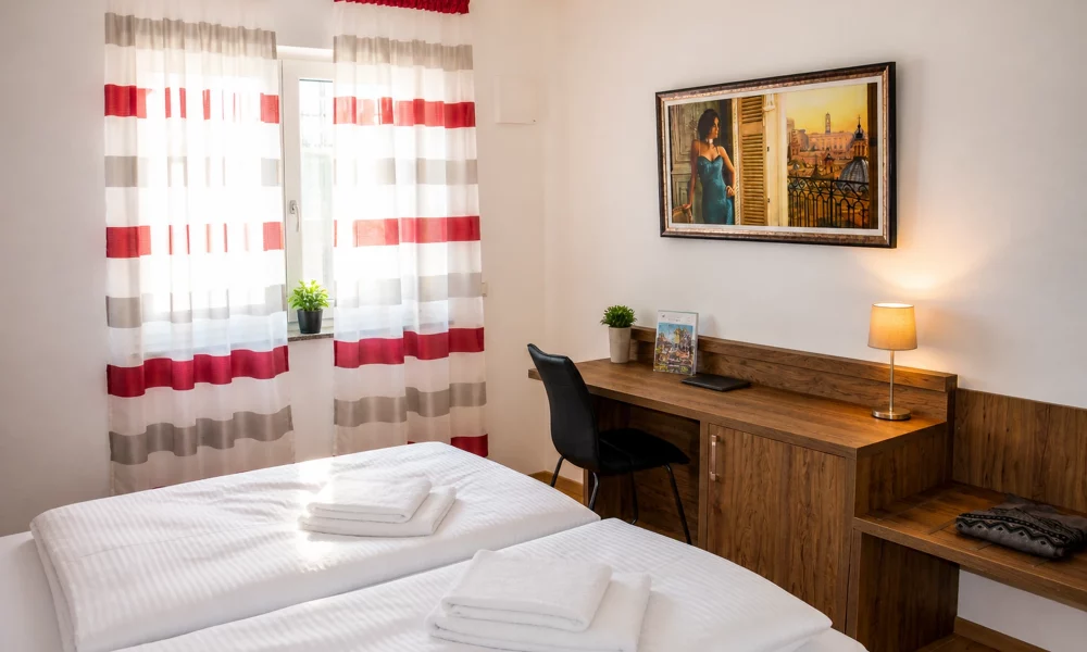 großes Schlafzimmer - Bettansicht mit Schreibtisch