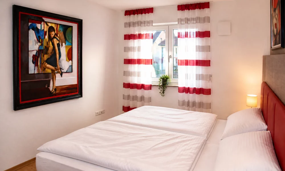 großes Schlafzimmer - Bettansicht mit Fenster und Südwand
