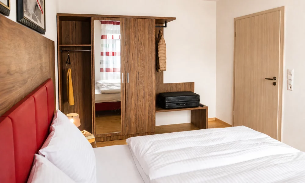großes Schlafzimmer - Bettansicht mit Schrank und Türe