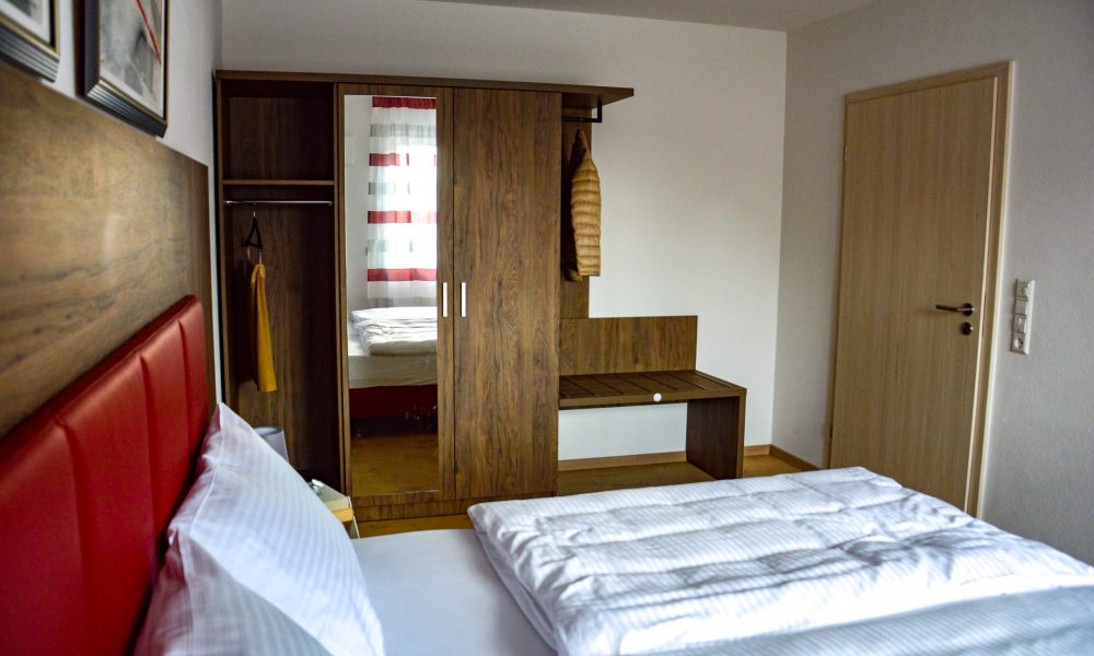 großes Schlafzimmer - Bettansicht mit Schrank und Türe