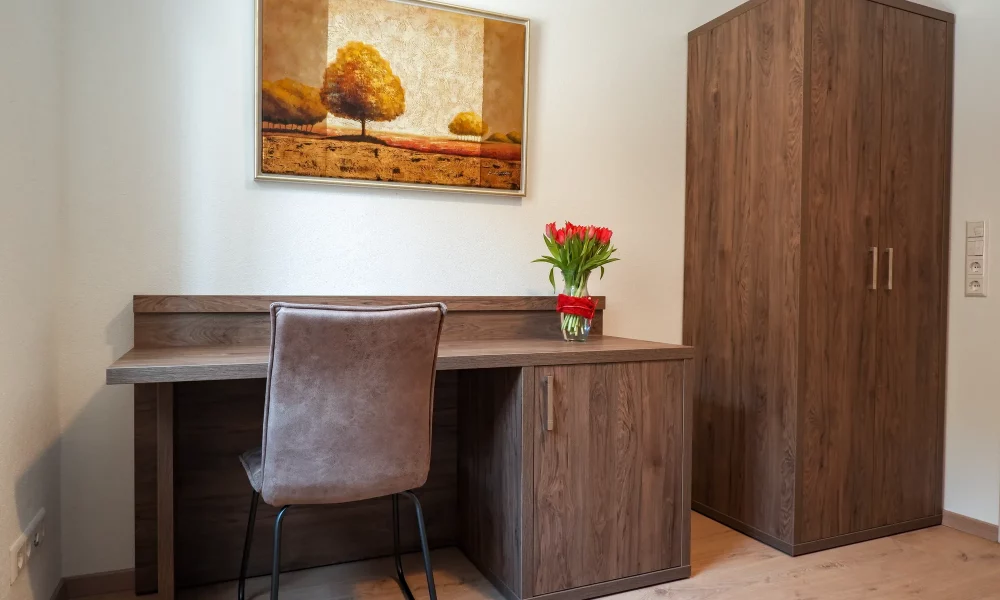 kleines Schlafzimmer - Schreibtisch mit Schrank