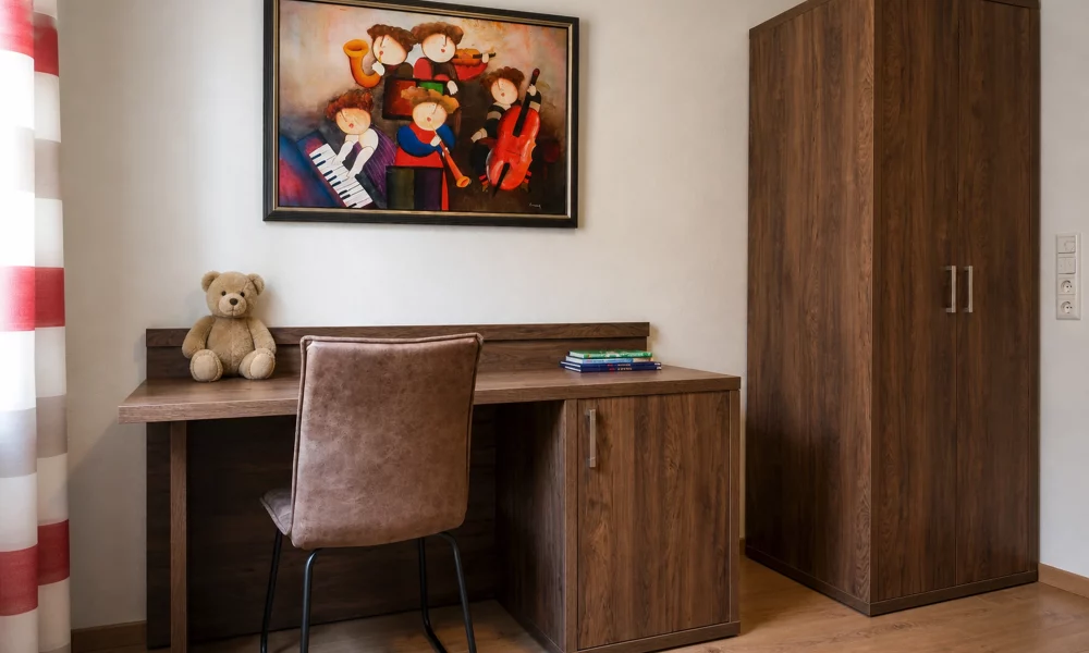 kleines Schlafzimmer - Schreibtisch mit Schrank