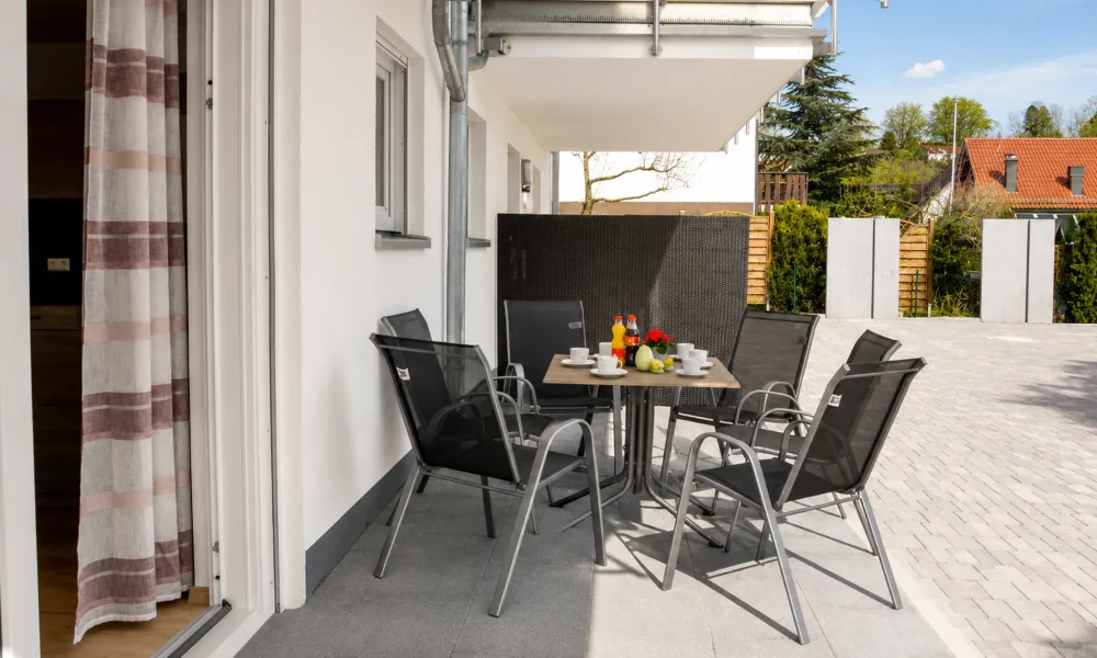 Terrassen Ansicht der Wohnung Donau mit Gartenmöbeln