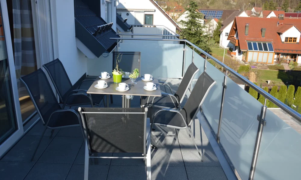 Terrasse_Balkon_DSC_0548_0.0.0.4.5_Balkon_2026 Beispielhafte Balkonansicht auf 14m2 großer Fläche mit Gartenmöbeln