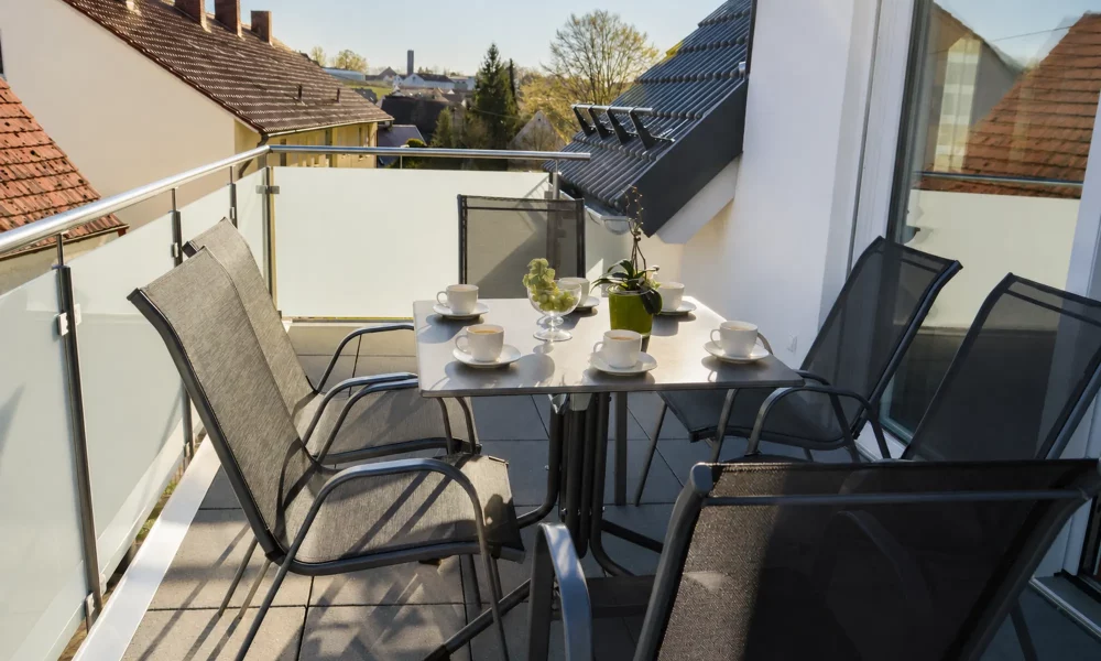 Terrasse_Balkon_DSC_5xx__0.0.0.4.5_Balkon_Nahaufnahme_2026 sonnige Nahaufnahme der Balkonidylle bei gedecktem Tisch