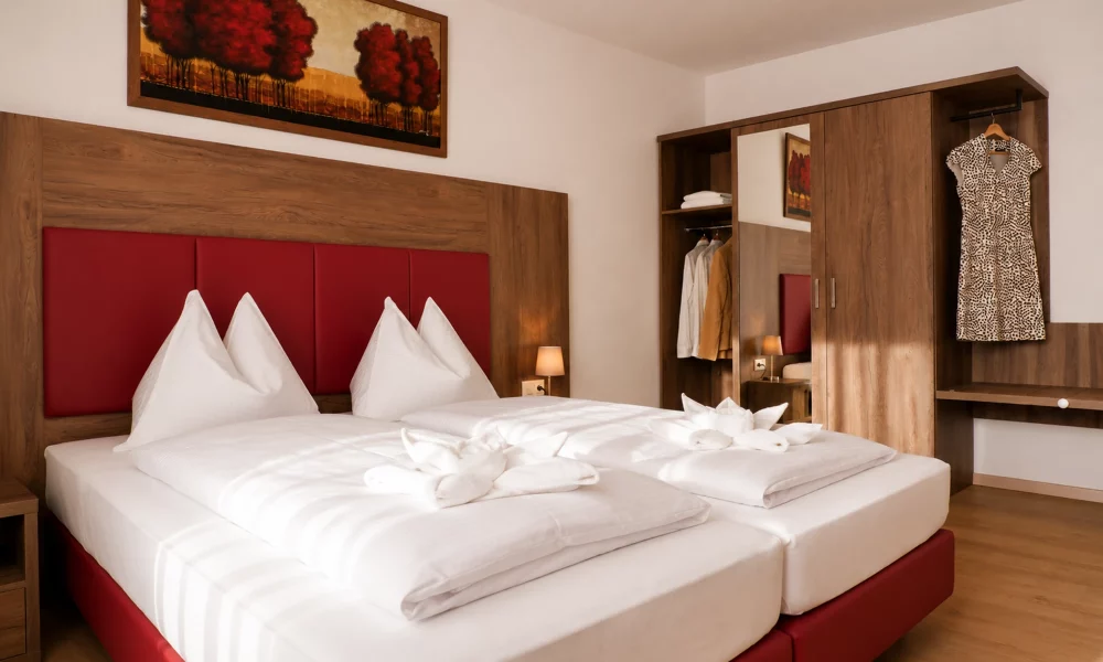großes Schlafzimmer - Bettansicht mit Schrank